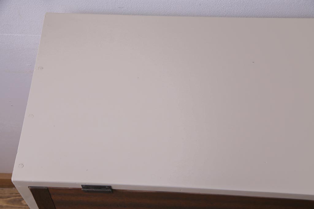 リメイク家具　ペイント　落ち着いた色味が温かみ感じるパタパタ扉の収納棚(4段タイプ)(戸棚、下駄箱)