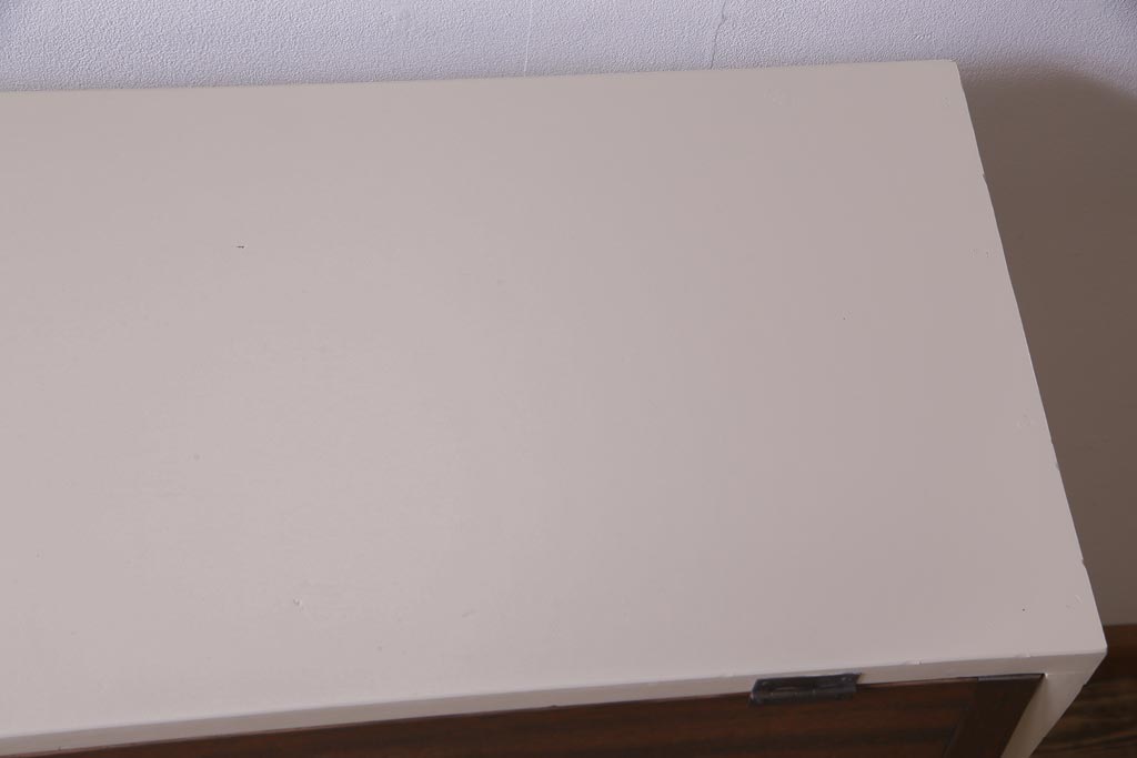 リメイク家具　ペイント　落ち着いた色味が温かみ感じるパタパタ扉の収納棚(4段タイプ)(戸棚、下駄箱)