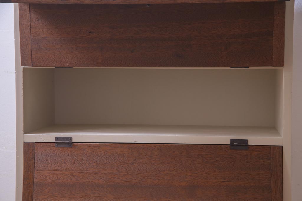 リメイク家具　ペイント　落ち着いた色味が温かみ感じるパタパタ扉の収納棚(4段タイプ)(戸棚、下駄箱)