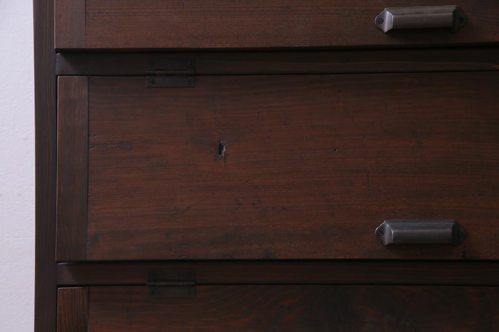 リメイク家具　松材　パタパタ扉　アイアンの質感がお洒落な雰囲気与える収納棚(4段タイプ)(鉄脚、下駄箱、戸棚)