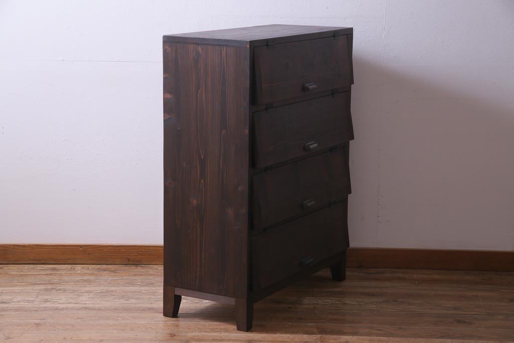 リメイク家具　前面松材　古材の風合いが味わい深いパタパタ扉の脚付き収納棚(4段タイプ)(戸棚、下駄箱)