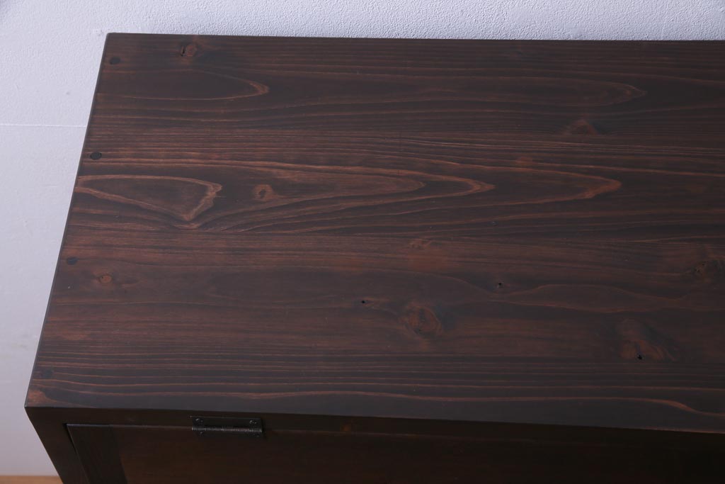 リメイク家具　前面松材　古材の風合いが味わい深いパタパタ扉の脚付き収納棚(4段タイプ)(戸棚、下駄箱)