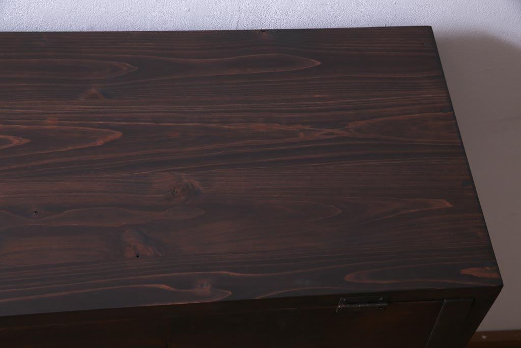 リメイク家具　前面松材　古材の風合いが味わい深いパタパタ扉の脚付き収納棚(4段タイプ)(戸棚、下駄箱)