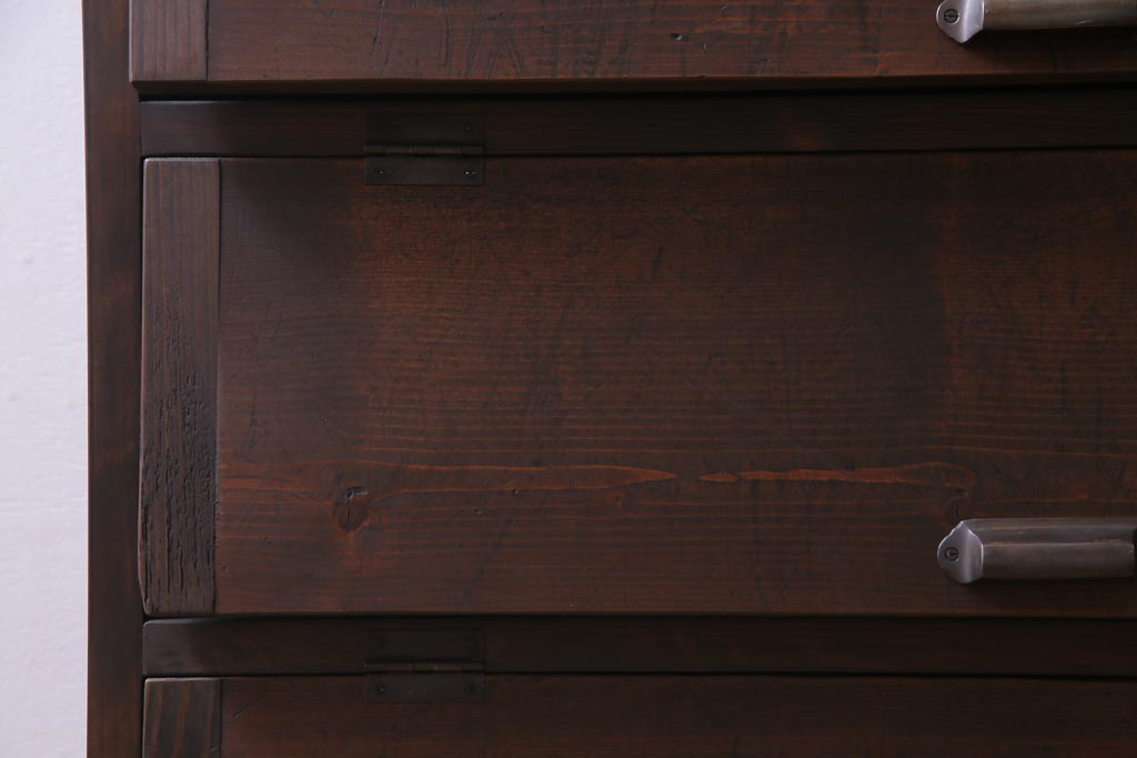 リメイク家具　前面松材　古材の風合いが味わい深いパタパタ扉の脚付き収納棚(4段タイプ)(戸棚、下駄箱)