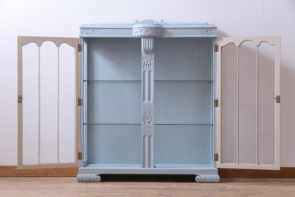 イギリスアンティーク　ペイント家具　淡いカラーがロマンチックなかわいらしいキャビネット(飾り棚、収納棚)