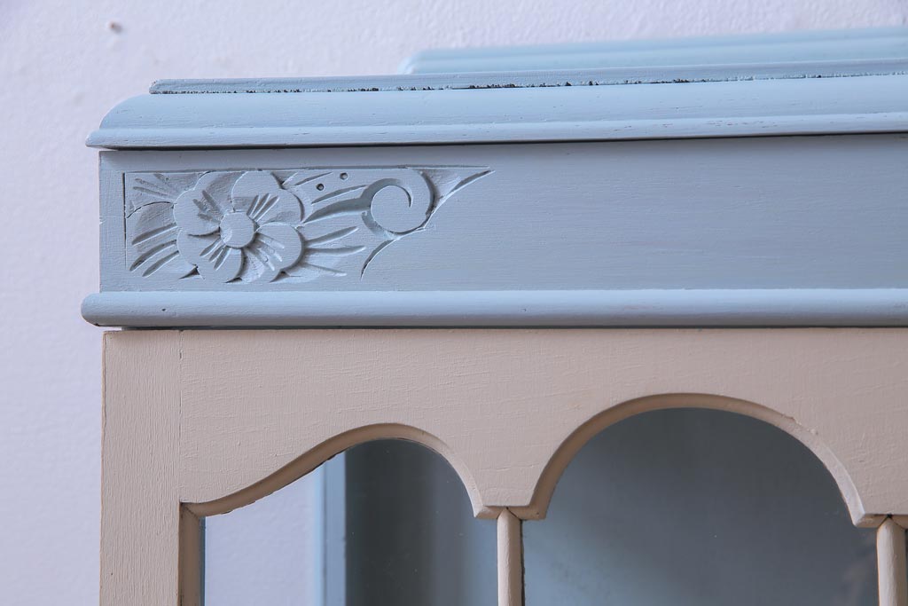 イギリスアンティーク　ペイント家具　淡いカラーがロマンチックなかわいらしいキャビネット(飾り棚、収納棚)