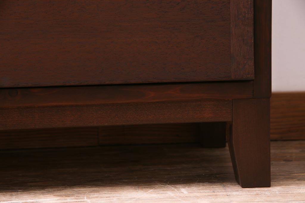 アンティーク家具　リメイク品　明治期　古材が味わい深いパタパタ扉の脚付き収納棚(戸棚、下駄箱、キャビネット)