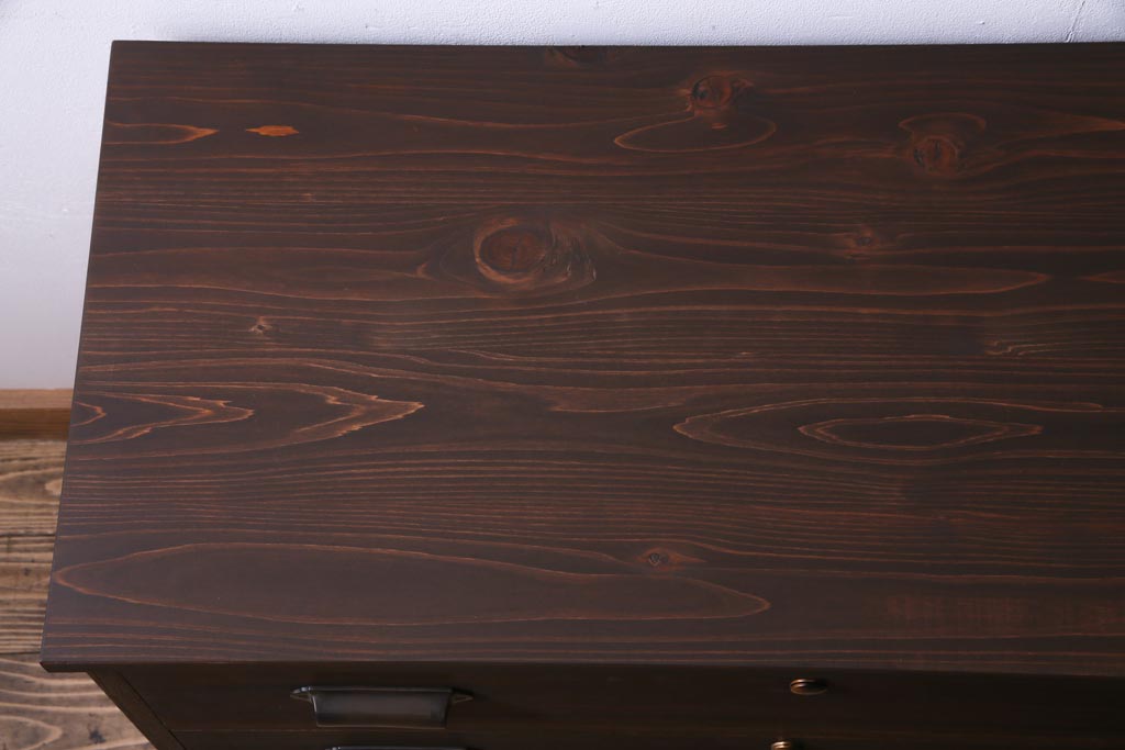 アンティーク家具　和製アンティーク　昭和期　深みのある木色が味わい深い脚付箪笥ローボード(ローチェスト、引き出し、時代箪笥)