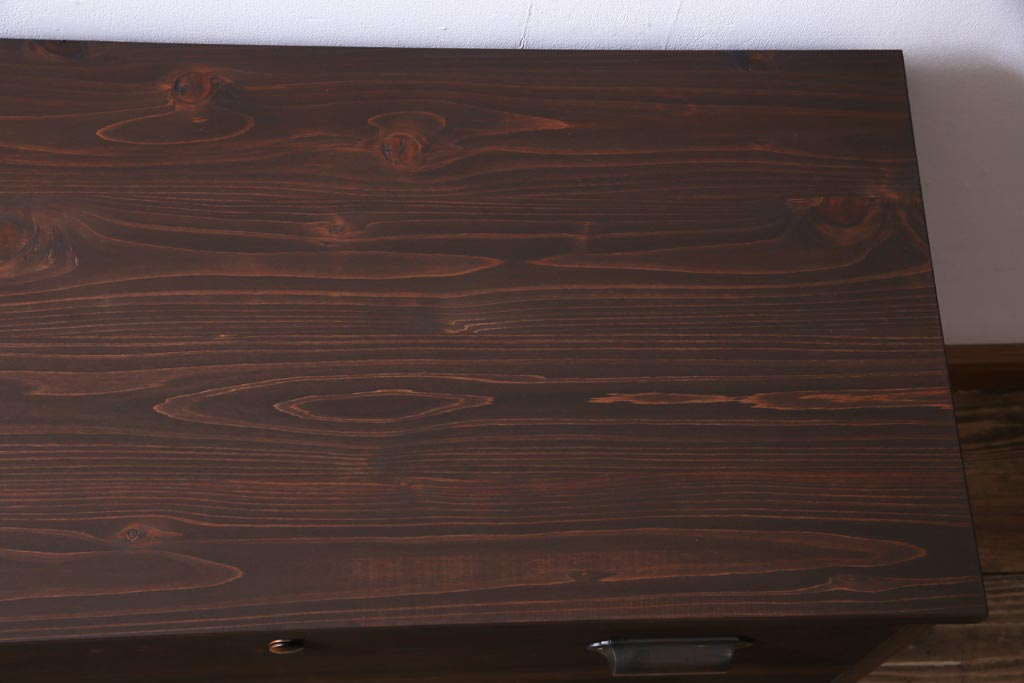 アンティーク家具　和製アンティーク　昭和期　深みのある木色が味わい深い脚付箪笥ローボード(ローチェスト、引き出し、時代箪笥)