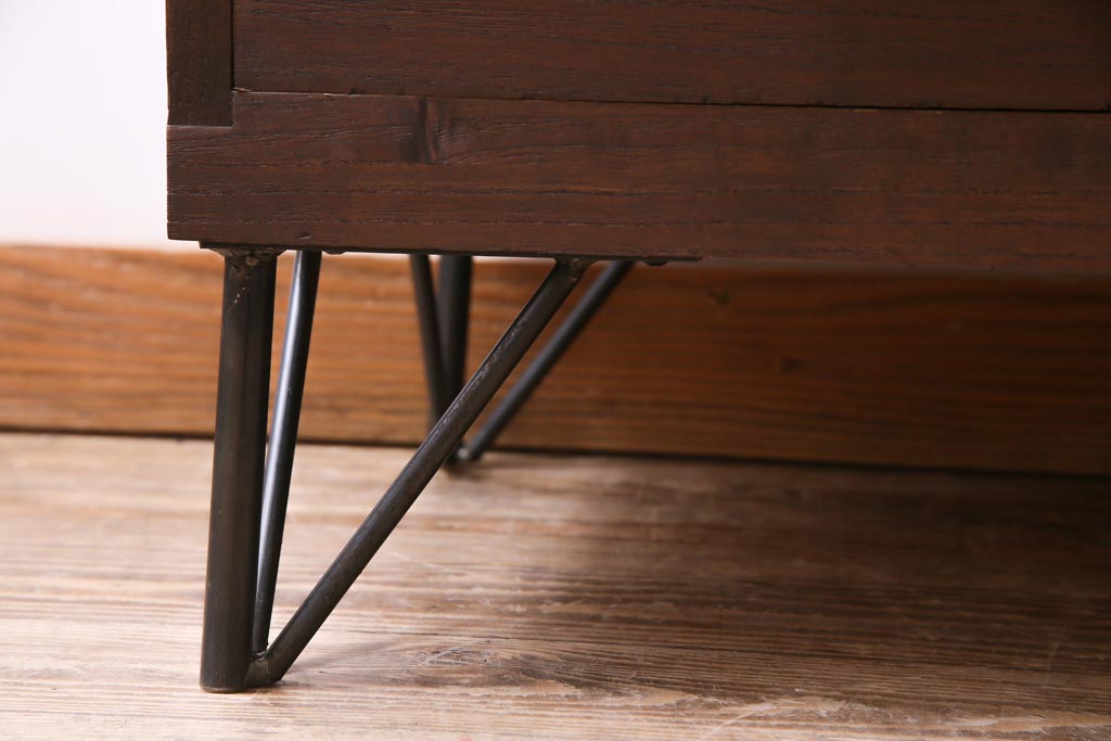 レトロ家具　和製アンティーク　昭和期　シンプルなデザインが使いやすいレトロな脚付箪笥ローボード(ローチェスト、引き出し、時代箪笥)