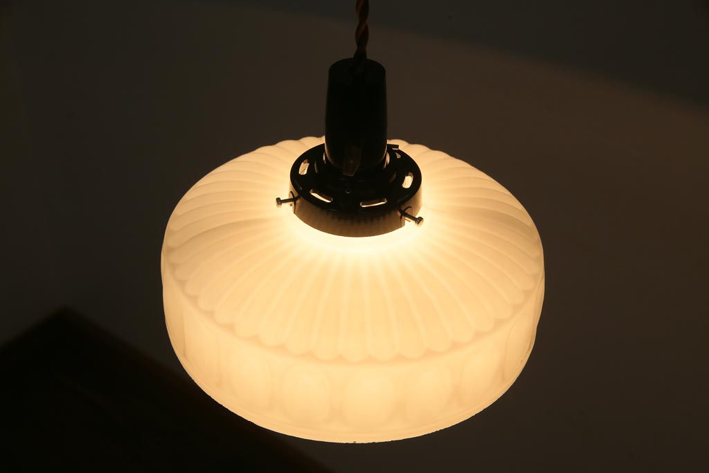 戦前　レトロ　へこんだデザインが個性的なペンダントライト(電笠、天井照明、吊り下げ照明)