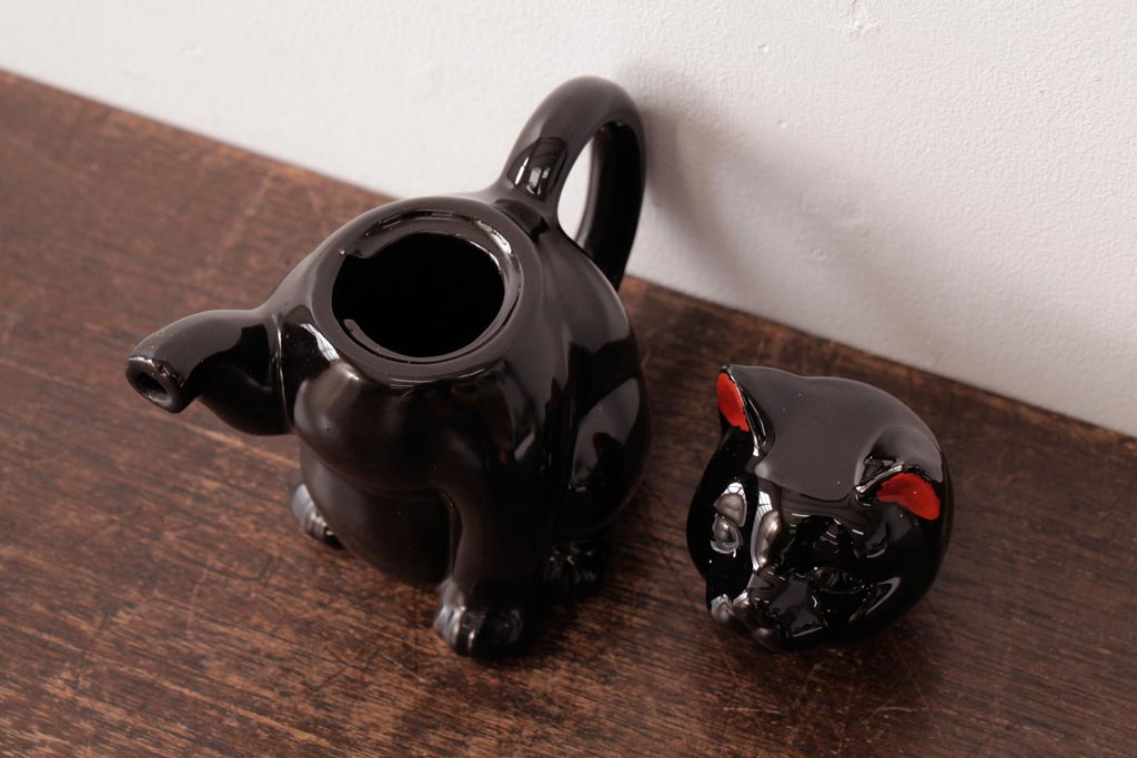 イギリス　ユニークで可愛らしい猫型ティーポット(茶器)