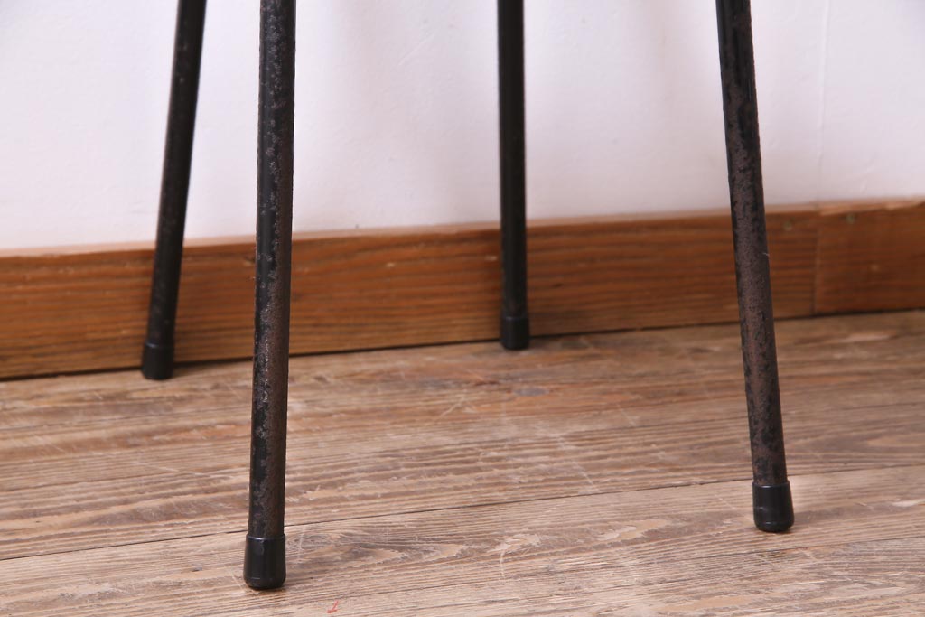リメイク家具　古い鉄脚をリメイクした小振りなチェア(椅子、ダイニングチェア、ワークチェア)