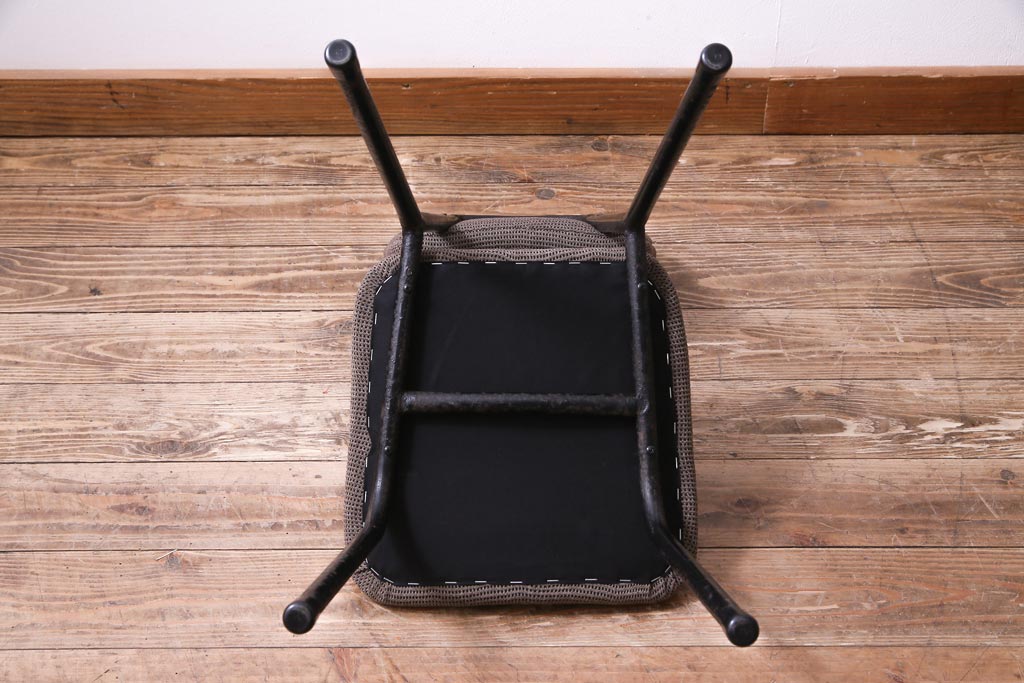 リメイク家具　古い鉄脚をリメイクした小振りなチェア(椅子、ダイニングチェア、ワークチェア)