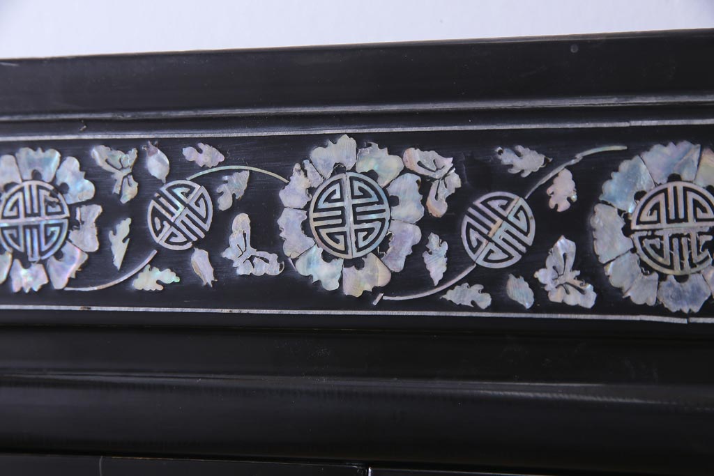 中古　韓国　螺鈿細工　高級品　華やかな意匠が存在感を放つ飾り棚(収納棚)(定価約80万円)