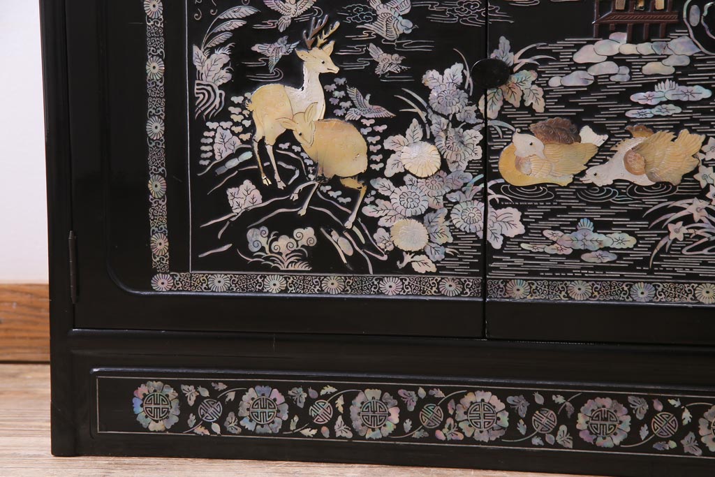 中古　韓国　螺鈿細工　高級品　華やかな意匠が存在感を放つ飾り棚(収納棚)(定価約80万円)