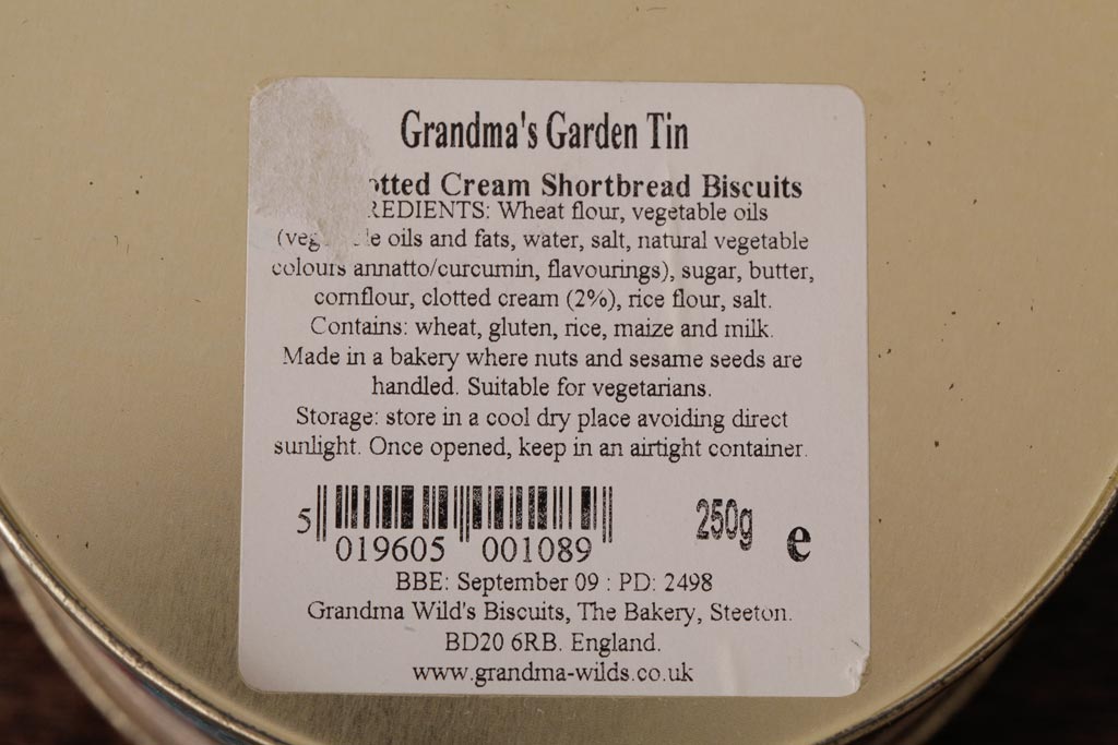アンティーク雑貨　イギリスビンテージ　Grandma Wild's(グランマ・ワイルド)　淡い色合いが愛らしいティン缶(ブリキ缶、ビスケット缶)