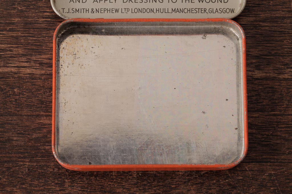 アンティーク雑貨　イギリスビンテージ　赤地に英字が書かれた絆創膏のティン缶(ブリキ缶)