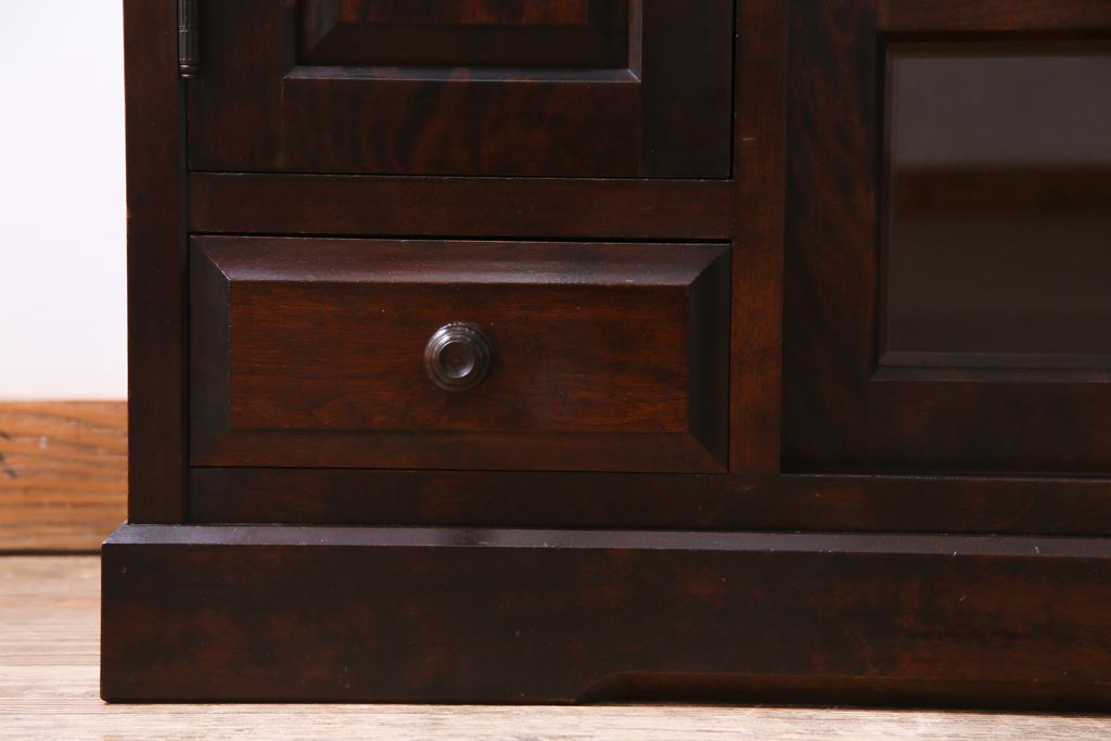 中古　北海道民芸家具　HM135　扉の面取りデザインが美しいサイドボード(リビングボード、キャビネット)(定価約38万円)(2)