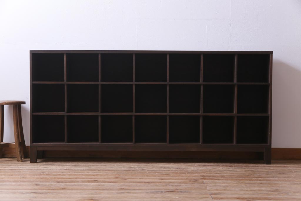アンティーク家具　和製アンティーク　学校ロッカーをリメイクした脚付き3×7マス目棚(ロッカー、収納棚、下駄箱、本棚)