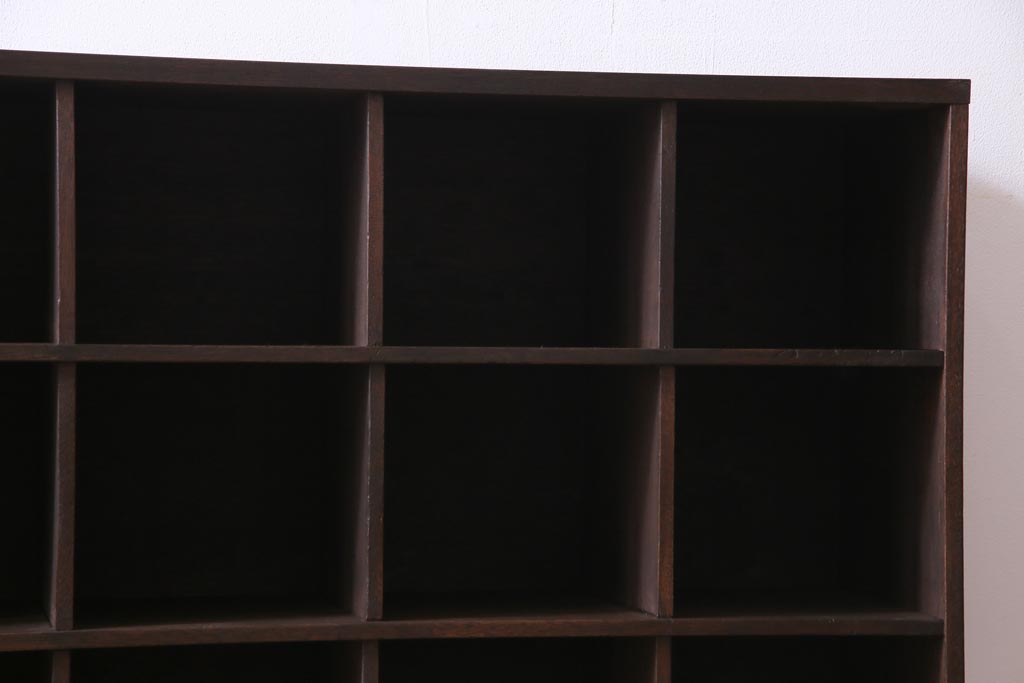 アンティーク家具　和製アンティーク　学校ロッカーをリメイクした脚付き3×7マス目棚(ロッカー、収納棚、下駄箱、本棚)