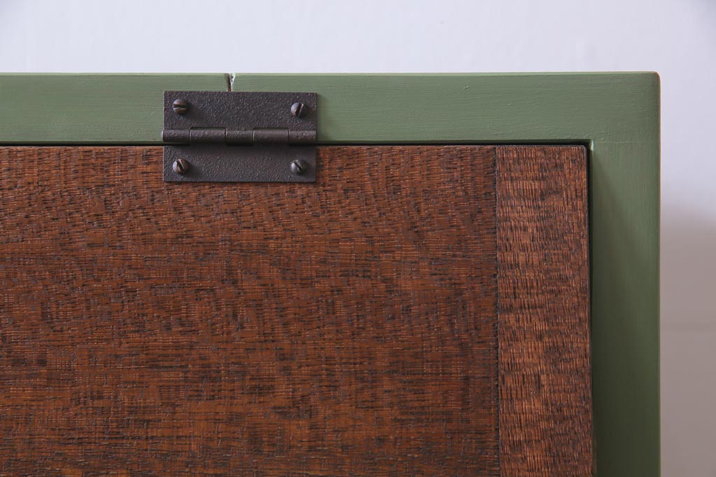 リメイク家具　グリーンのペイントと木材のコントラストがレトロな印象与えるパタパタ扉の収納棚(5段タイプ)(戸棚、下駄箱)