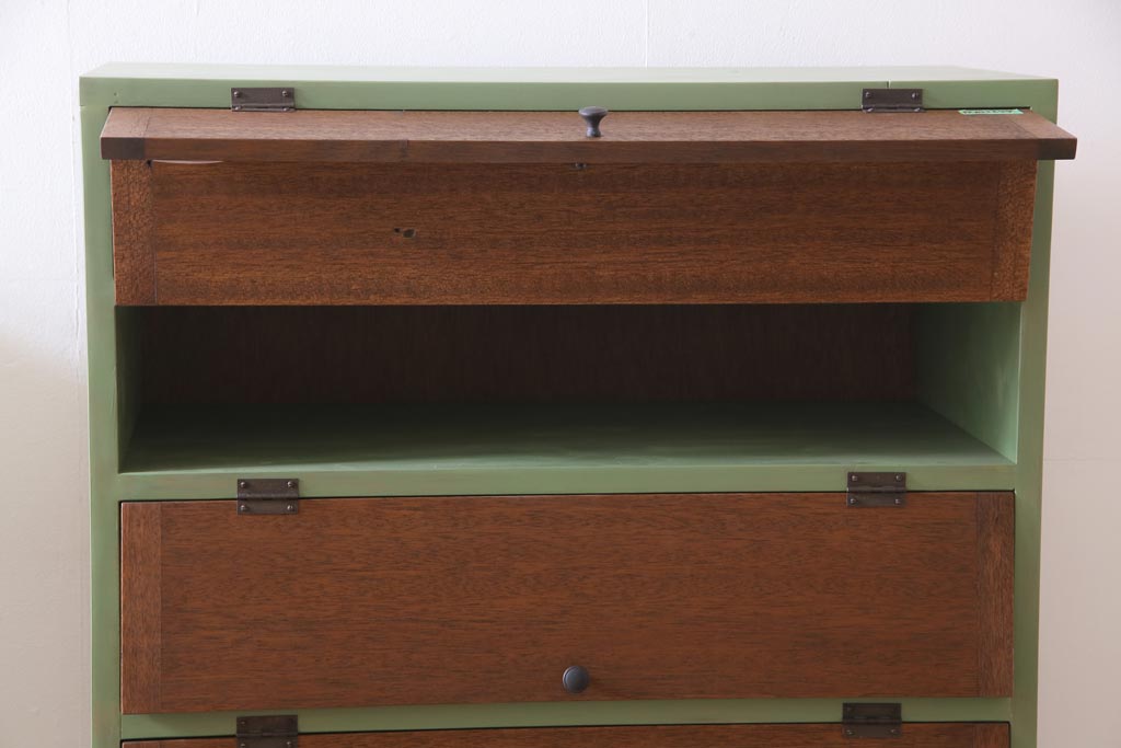 リメイク家具　グリーンのペイントと木材のコントラストがレトロな印象与えるパタパタ扉の収納棚(5段タイプ)(戸棚、下駄箱)