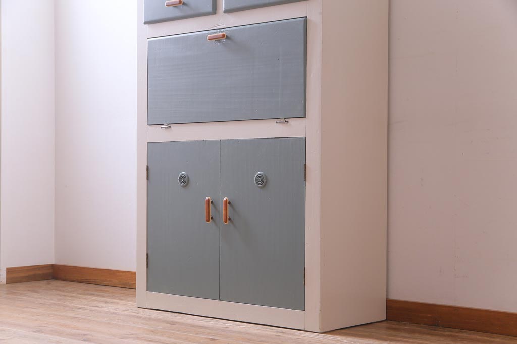 イギリスビンテージ　ペイント家具　レトロなデザインが可愛らしいキッチンキャビネット(収納棚、食器棚、キッチンボード)