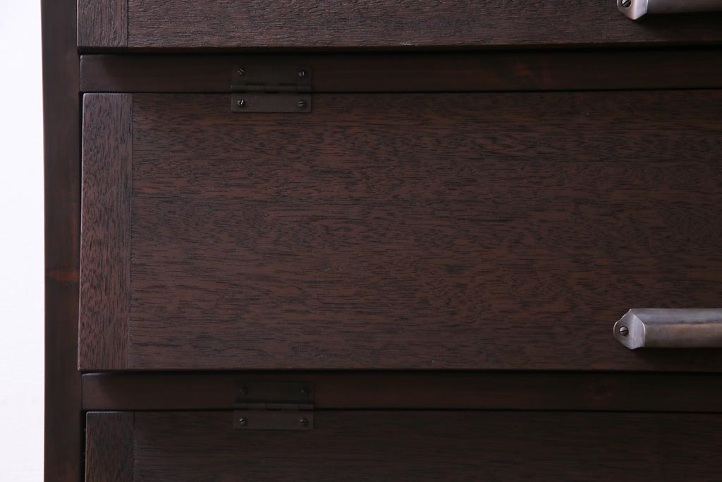 リメイク家具　前板ラワン材　パタパタ扉　濃い色合いが無骨な雰囲気を漂わせる鉄脚付き収納棚(5段タイプ)(下駄箱、戸棚、キャビネット)