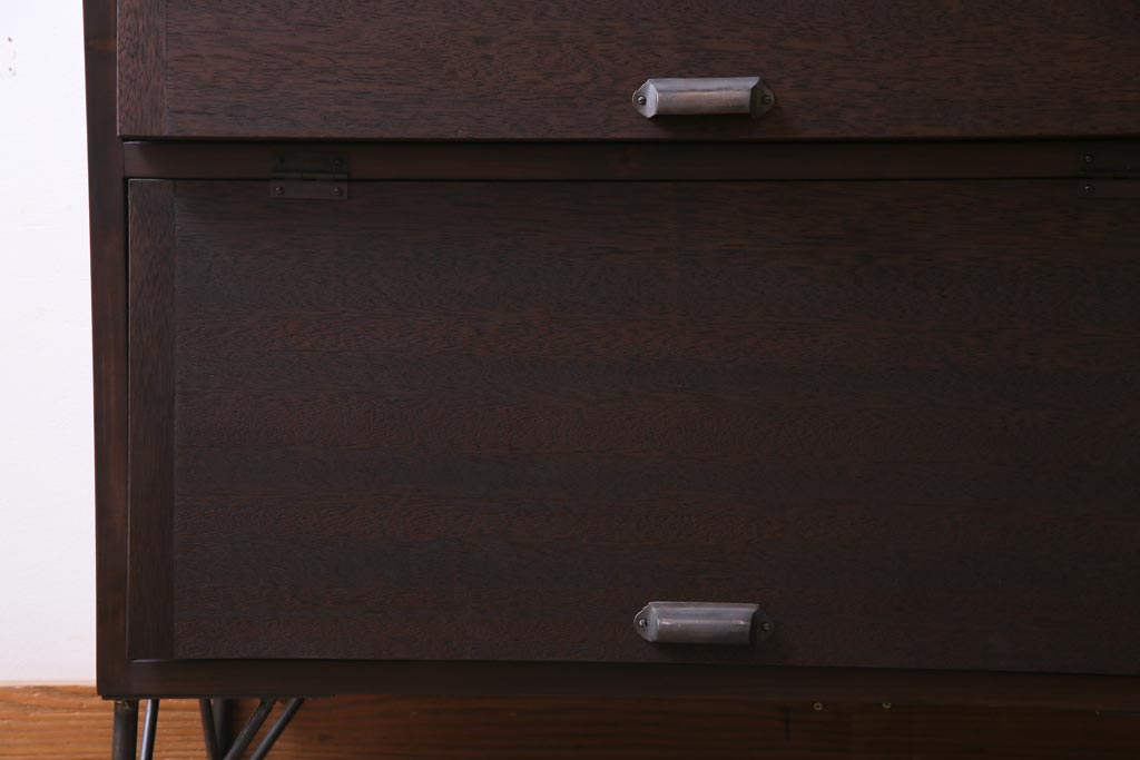 リメイク家具　前板ラワン材　パタパタ扉　濃い色合いが無骨な雰囲気を漂わせる鉄脚付き収納棚(5段タイプ)(下駄箱、戸棚、キャビネット)