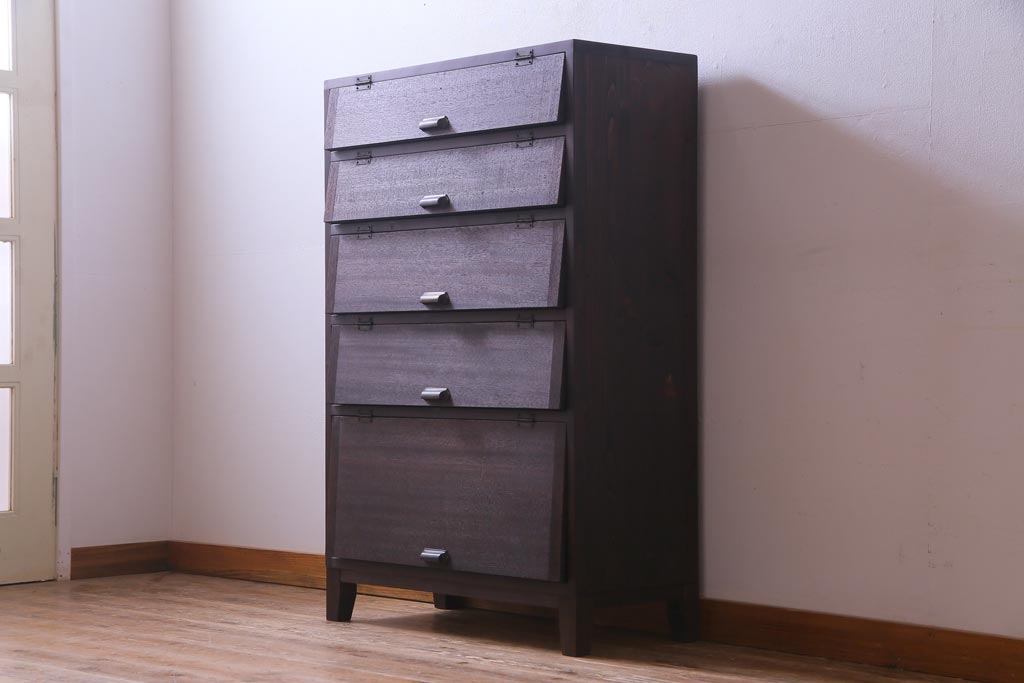 リメイク家具　前板ラワン材　パタパタ扉　濃い色合いが無骨な雰囲気を漂わせる脚付き収納棚(5段タイプ)(下駄箱、戸棚、キャビネット)