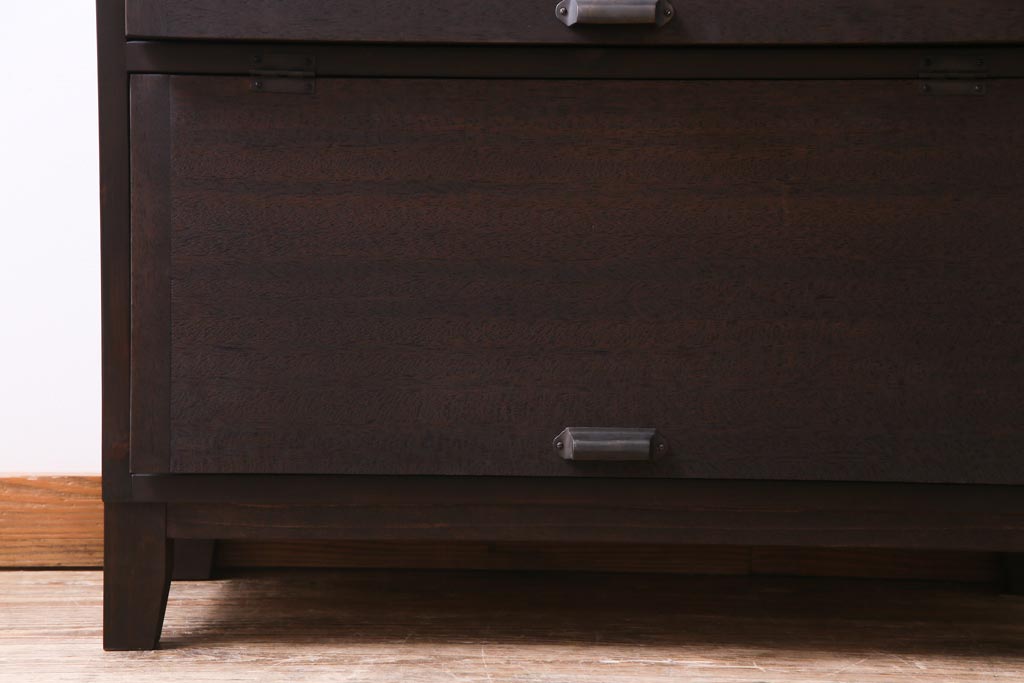 リメイク家具　前板ラワン材　パタパタ扉　濃い色合いが無骨な雰囲気を漂わせる脚付き収納棚(5段タイプ)(下駄箱、戸棚、キャビネット)