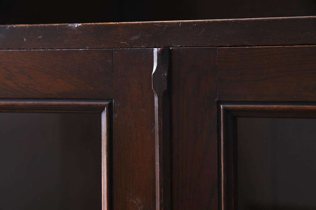 アンティーク家具　大正昭和初期　ナラ材　一味違った個性を放つ変わり型のブックケース(本箱、飾り棚)