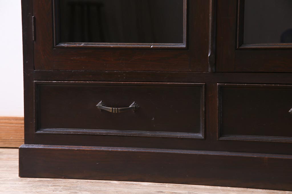 アンティーク家具　大正昭和初期　ナラ材　一味違った個性を放つ変わり型のブックケース(本箱、飾り棚)