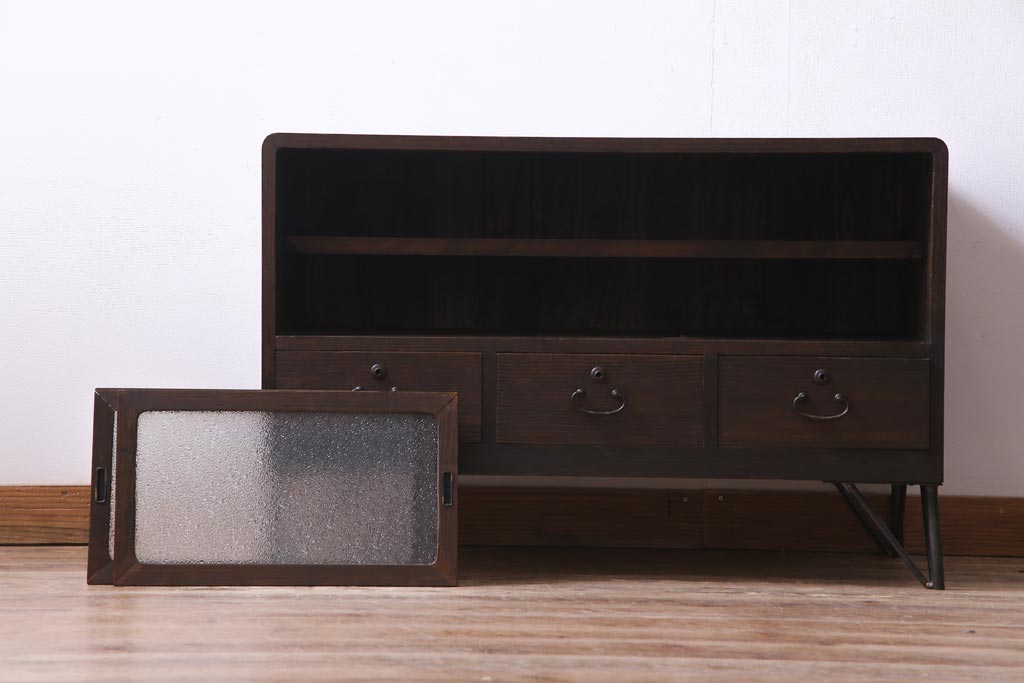 レトロ家具　昭和中期　桐材　鉄脚　ダイヤガラスがレトロな雰囲気を漂わせる箪笥ローボード(収納棚)