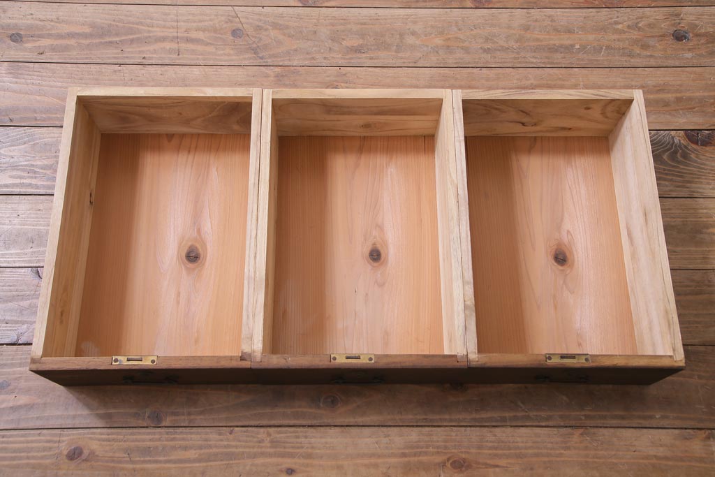 レトロ家具　昭和中期　桐材　鉄脚　ダイヤガラスがレトロな雰囲気を漂わせる箪笥ローボード(収納棚)