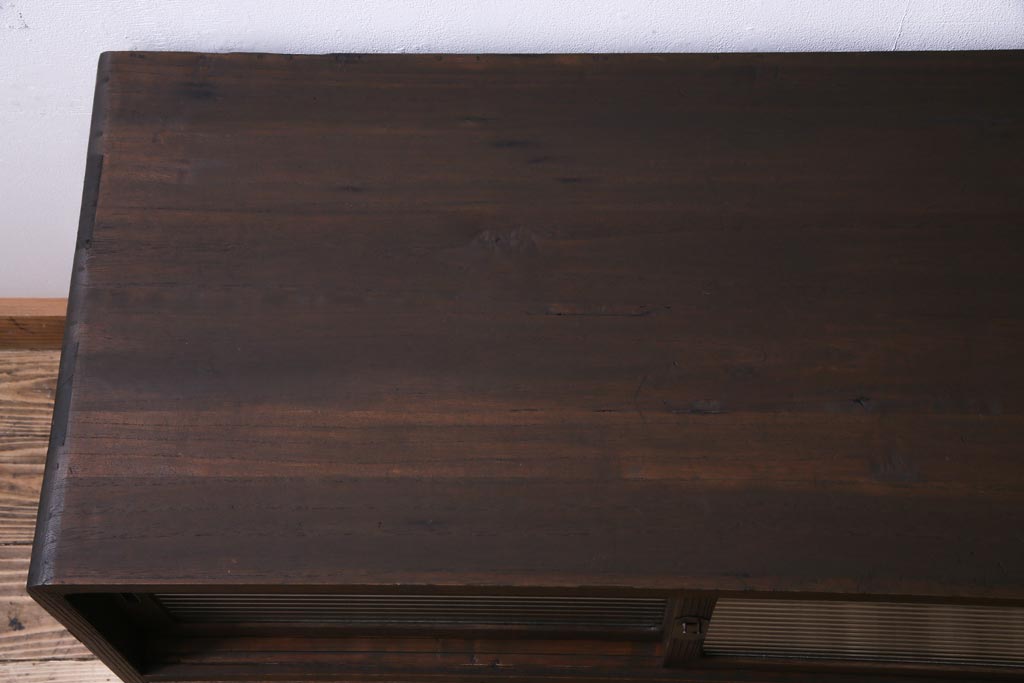 アンティーク家具　昭和中期　桐材　脚付き　モールガラスと銀色の引手がモダンな箪笥ローボード(収納棚)