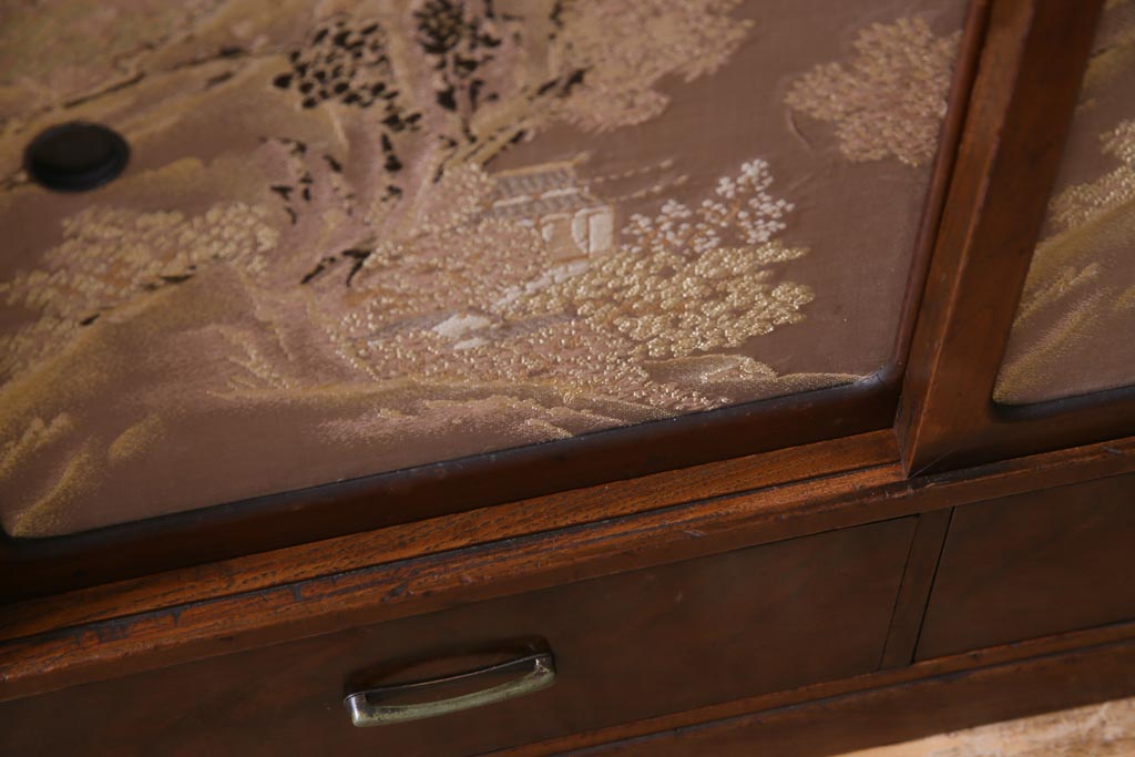 和製アンティーク　桑材・桐材　品のある佇まいが魅力的な指物家具の飾り棚(収納棚、戸棚、桐箪笥、桐たんす)