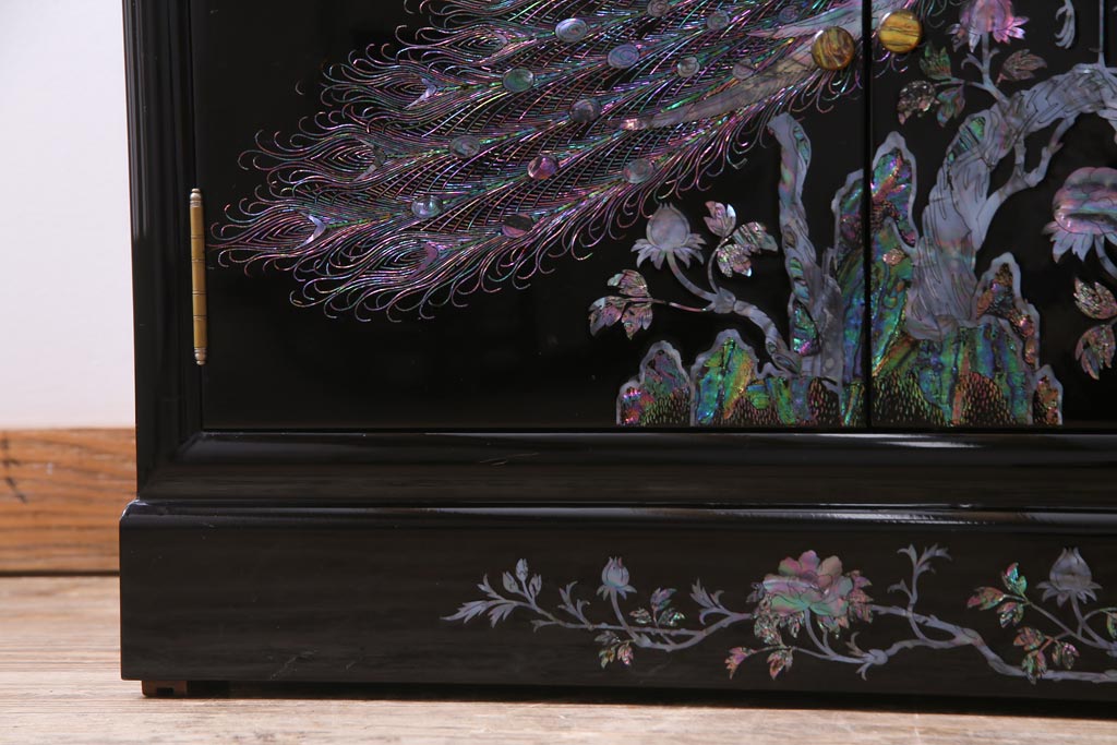 民芸家具　高級品　孔雀　華やかな螺鈿細工が存在感を放つ飾り棚(定価約90万円)(収納棚、茶棚)