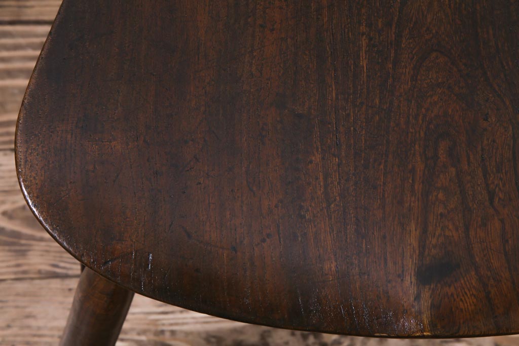 ヴィンテージ家具　イギリスビンテージ　なめらかな木肌と濃い色味が魅力のダイニングチェア(ウィンザーチェア、板座チェア、ウインザーチェア)