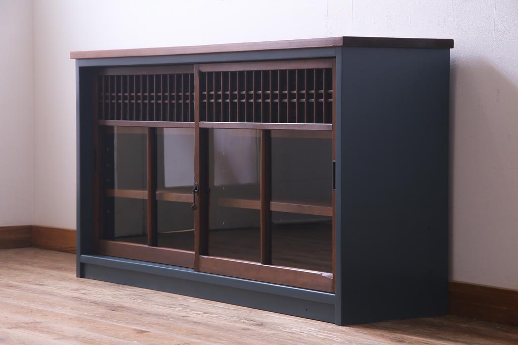 ラフジュ工房オリジナル　リメイク家具　ネイビーと木色のコントラストがシックな印象与えるガラス戸棚(サイドボード、収納棚)