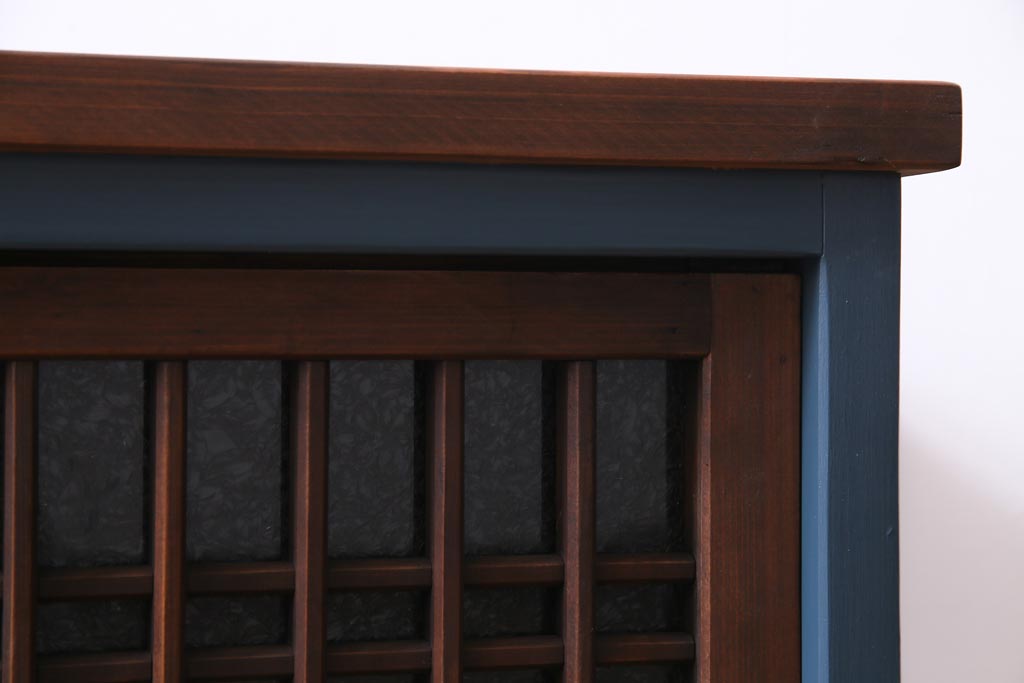 ラフジュ工房オリジナル　リメイク家具　ネイビーと木色のコントラストがシックな印象与えるガラス戸棚(サイドボード、収納棚)