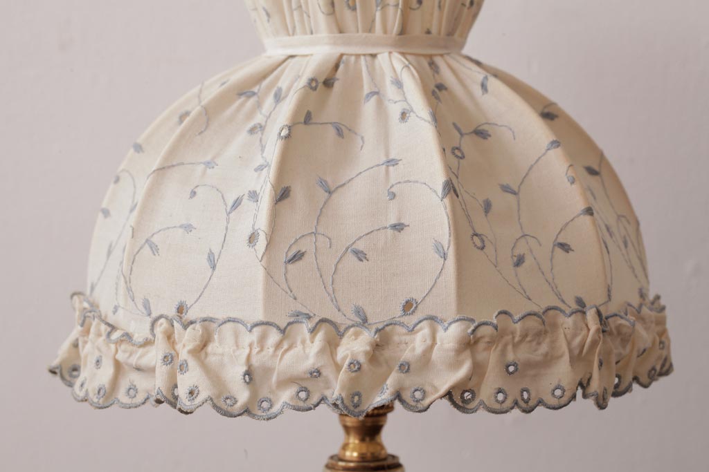 フランスビンテージ　シェードの刺繍が可愛らしいテーブルランプ(卓上ランプ、スタンドライト)