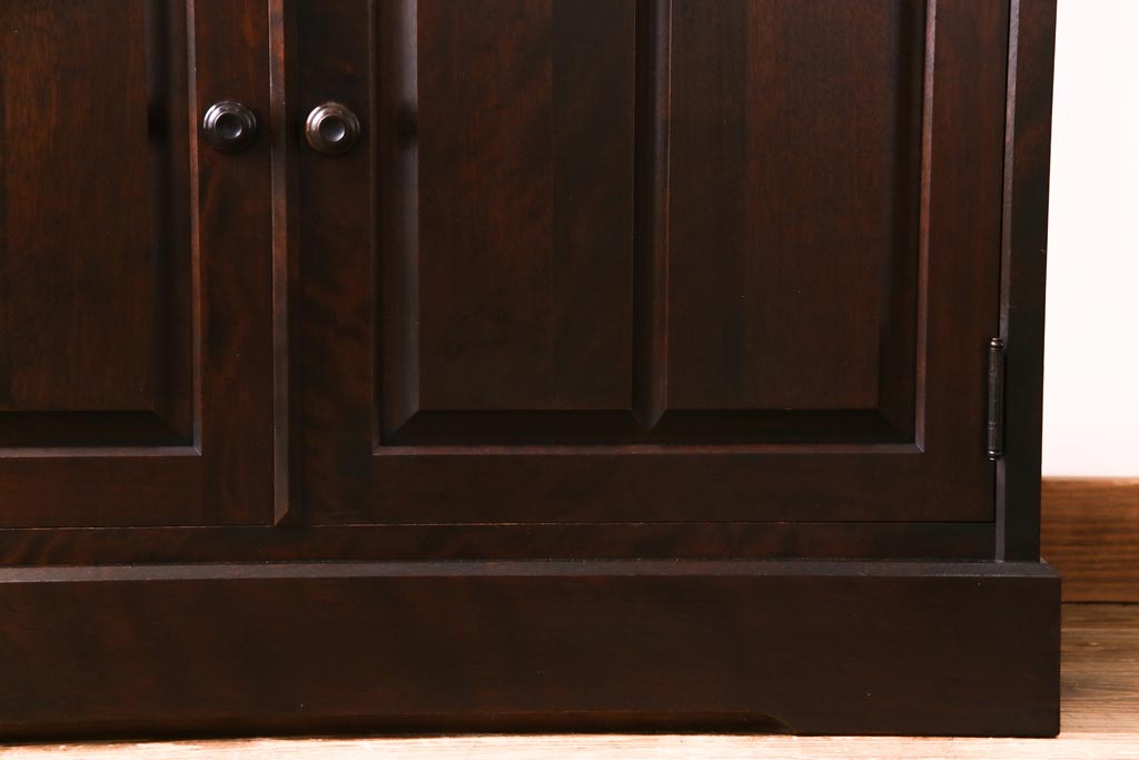 中古　北海道民芸家具　HM160K　落ち着いた色合いが上品な食器棚(本箱、収納棚)(定価約45万)(1)