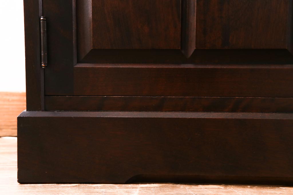中古　北海道民芸家具　HM160K　落ち着いた色合いが上品な食器棚(本箱、収納棚)(定価約45万)(1)