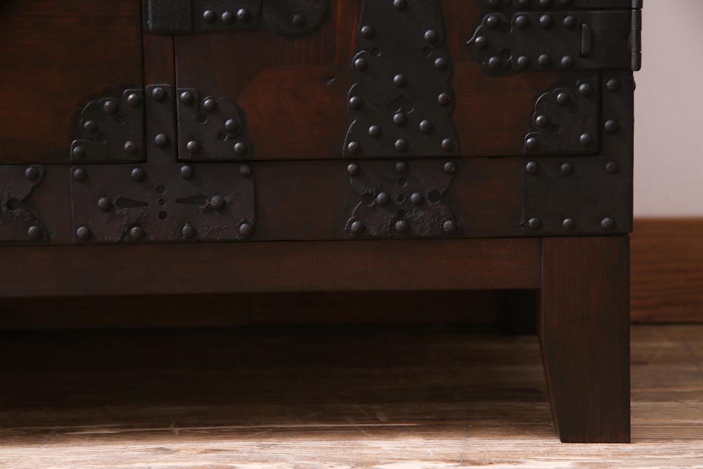 アンティーク家具　和製アンティーク　明治期　存在感のある金具が格好良い脚付き箪笥ローボード(テレビボード、ローチェスト、衣装箪笥)