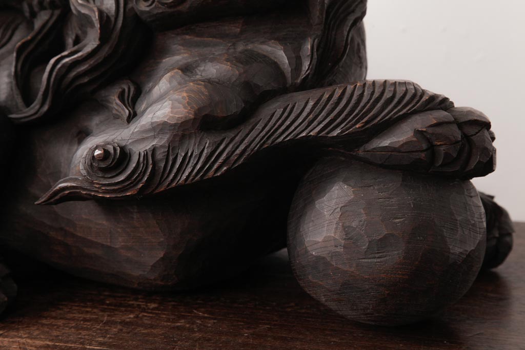 アンティーク雑貨　和製アンティーク　縁起物　総ケヤキ材　木彫りの玉獅子(置き物)