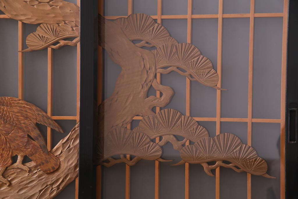 ラフジュ工房オリジナル　書院戸リメイク　松・鷹の図柄が迫力のあるガラス戸棚(収納棚、サイドボード)