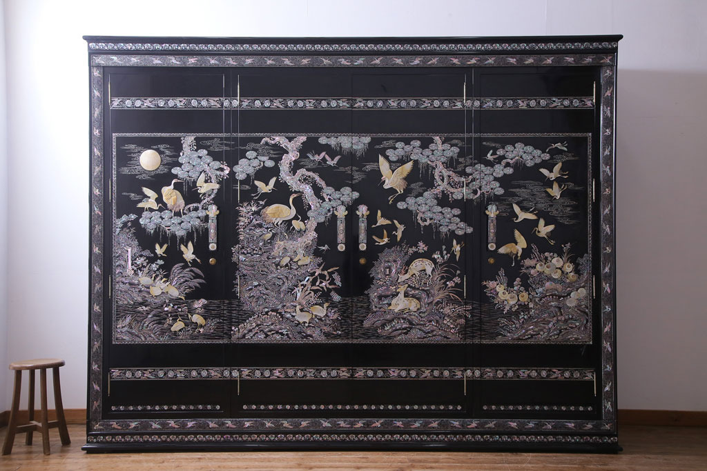 中古　最高級品　豪華絢爛な装飾が存在感を放つ螺鈿細工のワードローブ(衣装ダンス、収納棚)(定価約300万円)