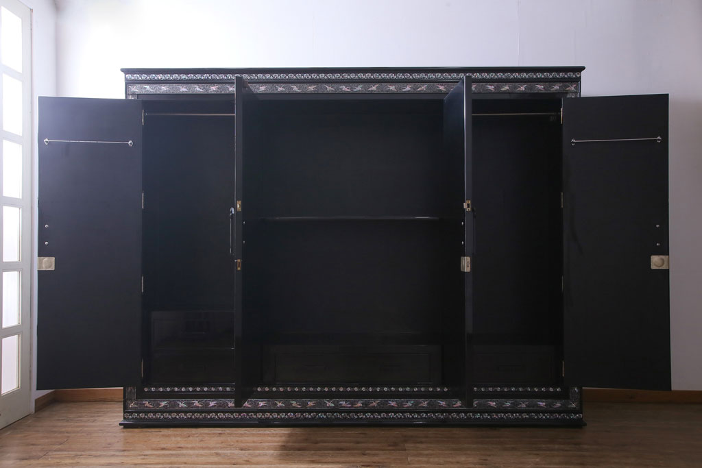 中古　最高級品　豪華絢爛な装飾が存在感を放つ螺鈿細工のワードローブ(衣装ダンス、収納棚)(定価約300万円)